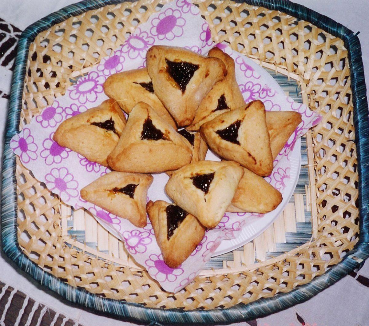 A plate of hamantaschen, a traditional Jewish cookie. Some Jewish cuisine can be difficult to come by in Portland. Photo by Yoninah.