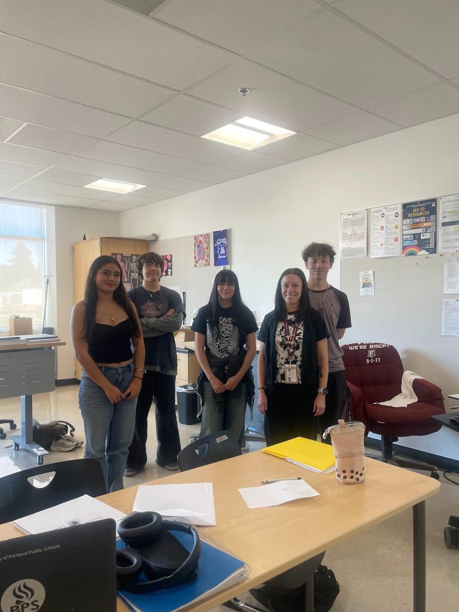 Franklin science teacher Ashley Rose with several of her Anatomy and Physiology students. The workload for this class is rigorous, but students love Ms. Rose for her kind and supportive personality that ultimately helps them thrive. Photo by Sofie Salewsky.